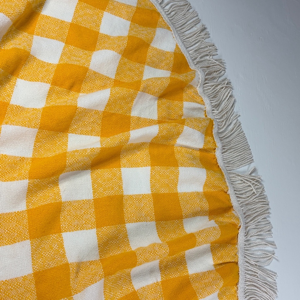 Vintage tablecloth with fringe 1970s yellow and white gingham 52 inch diameter - Picture 4 of 6